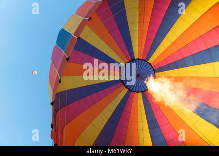 En prenant une superbe balade en montgolfière au-dessus de la ville de Vang Viegn avec vue sur la magnifique campagne du Laos. Banque D'Images