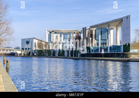 Berlin, Allemagne - 23 Février 2018 : La partie arrière de la Chancellerie fédérale allemande (Bundeskanzleramt) avec le mur et planté d'un parc, la chancellerie Banque D'Images