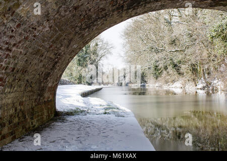 Sous un pont-canal en hiver Banque D'Images