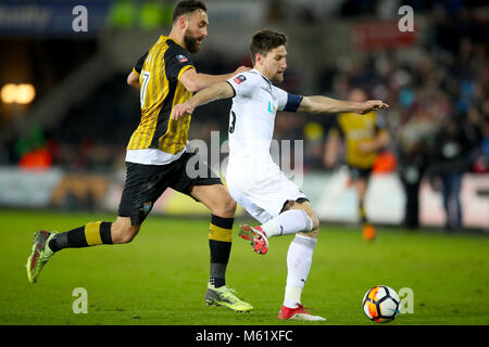 L'Atdhe Nuhiu Sheffield Wednesday (à gauche) et Swansea City's Federico Fernandez bataille pour la balle au cours de l'Emirates en FA Cup, 5e tour replay match au Liberty Stadium, Swansea. Banque D'Images