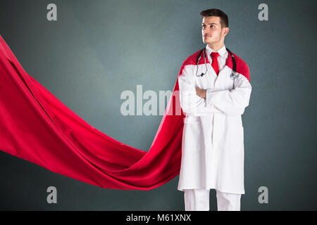 Portrait de jeune médecin du super-héros en cape rouge Banque D'Images