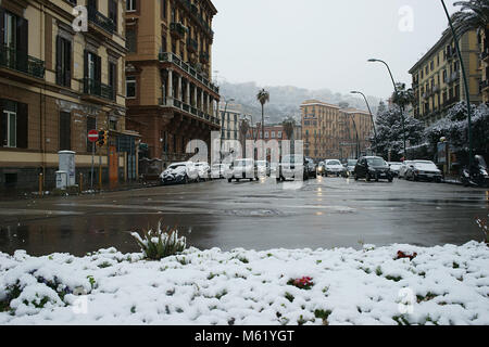 Burian storm arrive à Naples, la ville est sous la neige. Piazza Sannazzaro .. 27/02/2018 Banque D'Images