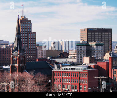 Syracuse, New York, USA. Le 26 février 2018. L'ancienne église Saint Jean l'Evangéliste, maintenant le Samaritain Centre et l'Etat Tour Bâtiment dans Syracu Banque D'Images