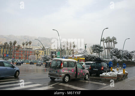 Burian storm arrive à Naples, la ville est sous la neige. Place de la République - Consulat des Etats-Unis. 27/02/2018 Banque D'Images