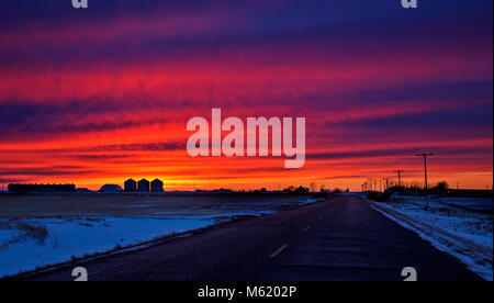 Saskatchewan Prairie Sunset rrural ciel coloré campagne Banque D'Images