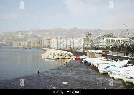 Burian storm arrive à Naples, la ville est sous la neige. Bateau de pêcheur à rotonda Diaz. 27/02/2018 Banque D'Images