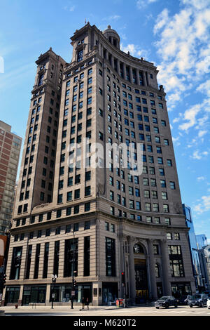 Le LondonHouse Chicago hotel se trouve dans le bâtiment de garantie sur la rivière Chicago à la Michigan Avenue Bridge et détient le statut de monument national. Banque D'Images