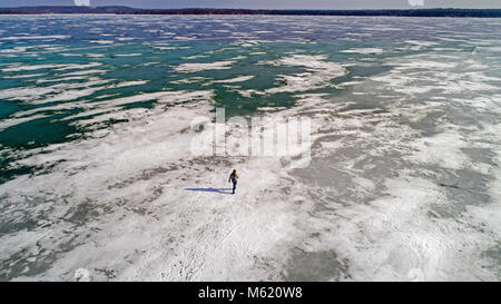 La randonnée sur la glace du lac Elk près de Traverse City. Banque D'Images