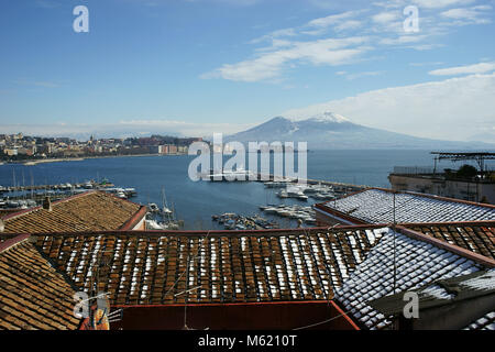 Burian storm arrive à Naples, la ville est sous la neige. Paysage de la baie et le Vésuve - 27/02/2018 Banque D'Images