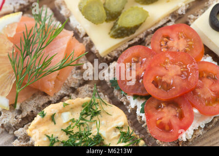 Petits sandwichs sains ouvert sur fromage de table focus macro sélective Banque D'Images