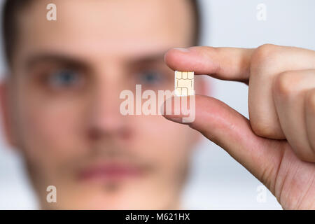 Close-up of a Man Holding Nano carte Sim entre les doigts Banque D'Images