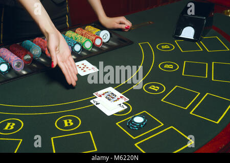 Pocker Casino table avec Jetons et cartes. Combinaison gagnante. Main de Croupier cartes ouvertes. Banque D'Images