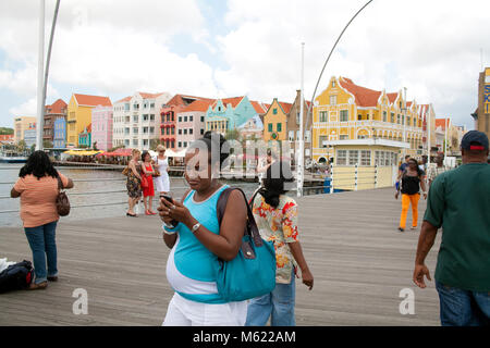 Les gens sur Queen Emma bridge, derrière l'arcade commerciale, rangée de maisons colorées, Willemstad, Curaçao, Antilles, Caraïbes, mer des Caraïbes Banque D'Images