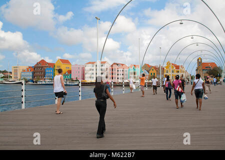 Les gens sur Queen Emma bridge, derrière l'arcade commerciale, rangée de maisons colorées, Willemstad, Curaçao, Antilles, Caraïbes, mer des Caraïbes Banque D'Images