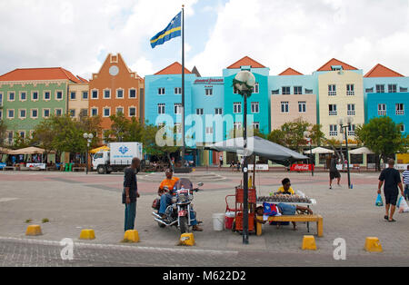L'homme sur moto à un colporteur, Tourist district, Willemstad, Curaçao, Antilles néerlandaises, Amérique Banque D'Images