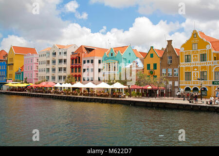 Historique d'arcade commerciale bâtiments coloniaux et gastronomie au Waterfront, quartier Punda, Willemstad, Curaçao, Antilles néerlandaises, Amérique Banque D'Images