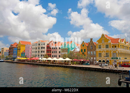 Historique d'arcade commerciale bâtiments coloniaux et gastronomie au Waterfront, quartier Punda, Willemstad, Curaçao, Antilles néerlandaises, Amérique Banque D'Images