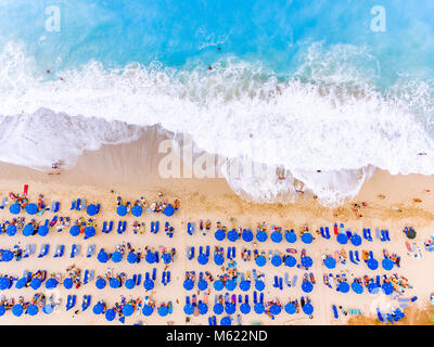 Birds Eye View d'une plage avec de grosses vagues, chaises longues et parasols à Lefkada, Grèce Banque D'Images