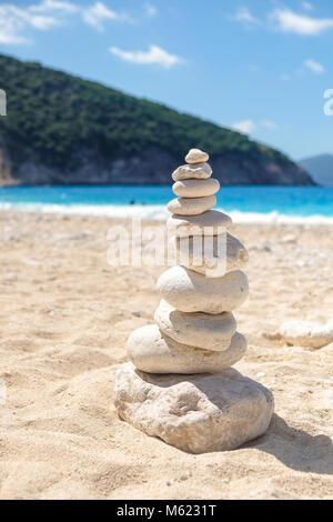 Pierres Zen sur une plage en Grèce Banque D'Images