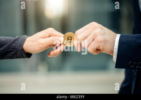 Businessman bitcoin donnant à une autre personne. mains échange cryptocurrency Banque D'Images