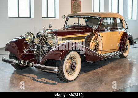 Malaga, Espagne - décembre 7, 2016 : Mercedes-Benz 540K (Modèle 1937) L'Allemagne voiture affichée à l'Automobile et de Malaga en Espagne, le Musée de la mode. Banque D'Images