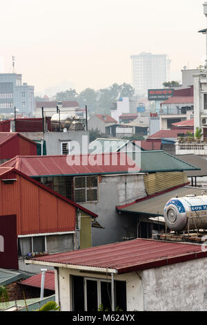Regardant par-dessus les toits des bâtiments dans un smog, Hanoi, Vietnam. Banque D'Images