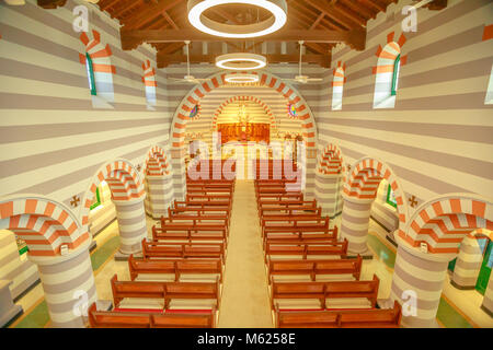 Geraldton, Australie - Dec 18, 2017 : le style byzantin de l'intérieur de la cathédrale de Saint Francis Xavier à Geraldton, Australie occidentale. Vue aérienne de la cathédrale de Geraldton nef centrale. Banque D'Images