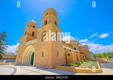 Vue en perspective de Saint Francis Xavier's cathédrale avec deux tours jumelles et Dome avec ciel bleu à Geraldton, Australie occidentale. La Cathédrale est la plus importante église catholique à Geraldton. Copy space Banque D'Images