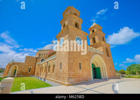 Vue en perspective de Saint Francis Xavier's cathédrale avec Twin Towers et le dôme de la cathédrale sur l'Ave à Geraldton, Australie occidentale.La cathédrale est la plus importante Église catholique dans la ville. Banque D'Images