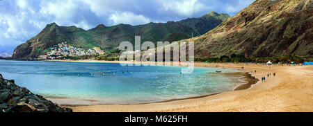 La plage de Teresitas vue,avec vue sur la mer et les montagnes de l'île de Tenerife,Canaries Espagne,,. Banque D'Images