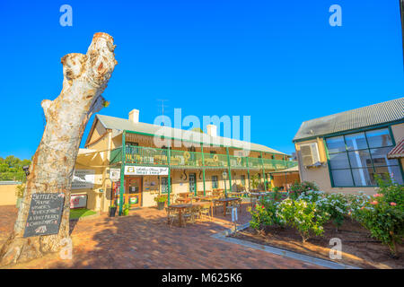 York, l'Australie - Dec 25, 2017 : Cour de colons chambre hôtel avec quelques unités d'hébergement à York, le plus ancien et le premier règlement à l'intérieur des terres dans l'ouest de l'Australie. Ciel bleu avec copie espace. Banque D'Images