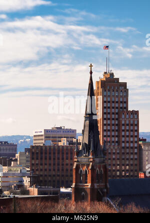 Syracuse, New York, USA. Le 26 février 2018. L'ancienne église Saint Jean l'Evangéliste, maintenant le Samaritain Centre et l'Etat Tour Bâtiment dans Syracu Banque D'Images