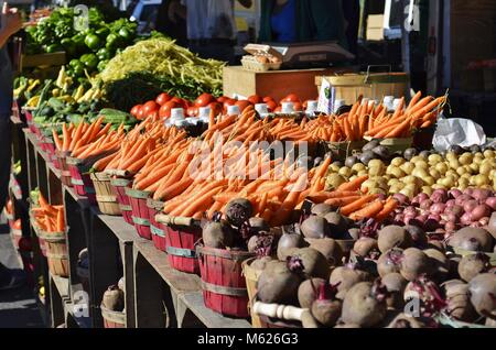 Lignes de produits frais affichés et en vente à la terrasse d'un marché de producteurs sur un matin d'été ensoleillé Banque D'Images