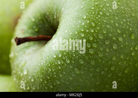 Close-up of ripe pomme verte couverte de rosée. Macro. Banque D'Images
