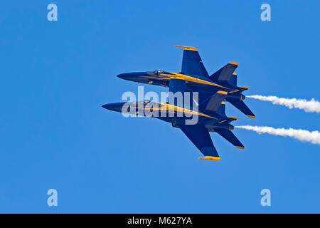 Des avions de combat de la Navy Blue Angels volant à l'Airshow 2017 Huntington Beach Banque D'Images