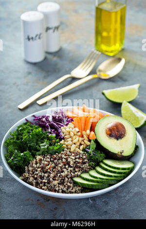 Bol vegan avec légumes et quinoa Banque D'Images