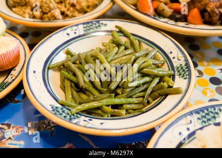 Une plaque de beurre et d'ail sautés haricots verts sur table - USA Banque D'Images