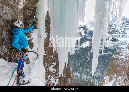 Brandon : escalade un itinéraire appelé Avalanche Gulch dans Hyalite Canyon Banque D'Images