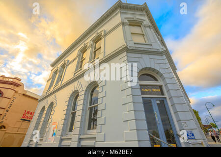 Albany, Australie - 28 déc 2017 : vue en perspective d'Albany House au coucher du soleil dans l'ouest de l'Australie, un bâtiment historique classé sur coin terrasse et de Stirling, rue York près de Princess Royal Harbour Banque D'Images