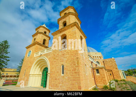 Vue de dessous de St François Xavier roman avec deux tours jumelles de la cathédrale et du plafonnier à Geraldton, Australie occidentale. La Cathédrale est la plus importante église catholique à Geraldton. Banque D'Images