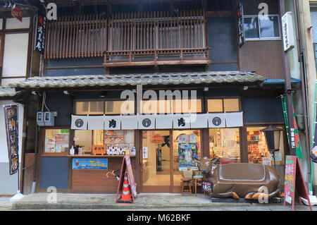 Hida beef shop traditionnel dans la ville de Gero le Japon. Hida beef est un des meilleurs produits du bœuf au Japon. Banque D'Images