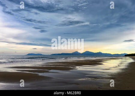 Vue de l'atmosphère des nuages de tempête de plus de Yorkeys Knob, plages du nord de Cairns, Far North Queensland, Queensland, Australie, FNQ Banque D'Images