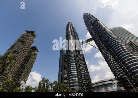 KUALA LUMPUR, MALAISIE, le 13 décembre 2017 : les tours jumelles Petronas photographié par en dessous contre le ciel Banque D'Images