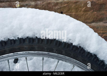 D'épaisseur de neige sur une roue de vélo Banque D'Images