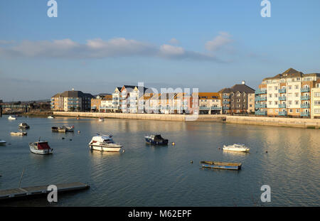 Point de centre d'affaires, Ropetackle Arts Center et appartements, rivière Adur, Shoreham-by-Sea, West Sussex, Angleterre. Banque D'Images