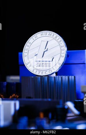 Image de coin litecoin et processeur sur fond bleu Banque D'Images