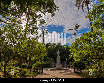 Carlos Manuel de Cespedes statue dans les jardins de la Plaza Armas avec drapeau sur le Palacio de los Capitanesd generales en arrière-plan Banque D'Images