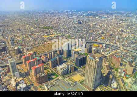 Vue aérienne de la ville d'Osaka à partir de la plate-forme d'observation de la plate-forme d'observation d'un sommet de l'Osaka Abeno Harukas, le plus haut gratte-ciel du Japon. Journée ensoleillée. La baie d'Osaka et de nombreux ponts sur l'arrière-plan. Banque D'Images