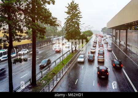 Un fort trafic sur un jour de pluie dans la ville de Sao Paulo, Brésil Banque D'Images