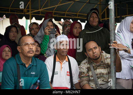 Banda Aceh, Indonésie. Feb 27, 2018. Les résidents de regarder un flagellé corporels dans une mosquée dans la province d'Aceh, en Indonésie. Jusqu'à cinq personnes de l'Indonésie, deux d'entre eux sont chrétiens, sont flagellées en public avant d'aujourd'hui, ils violent la loi de la charia parce que jouer un jeu comme gamble qui interdit dans la province d'Aceh. Credit : Abdul Hadi/Firsawan Pacific Press/Alamy Live News Banque D'Images